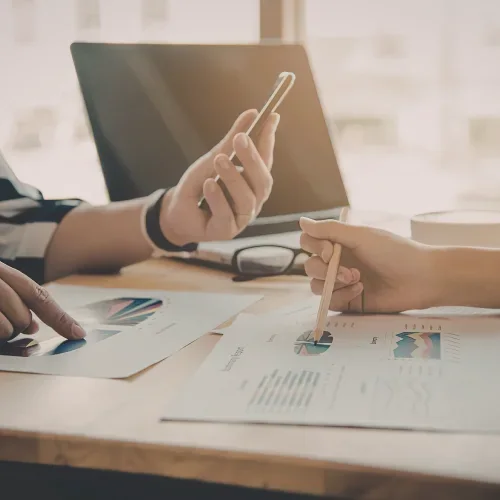 Scrivania di lavoro con progetti, appunti e strumenti di analisi